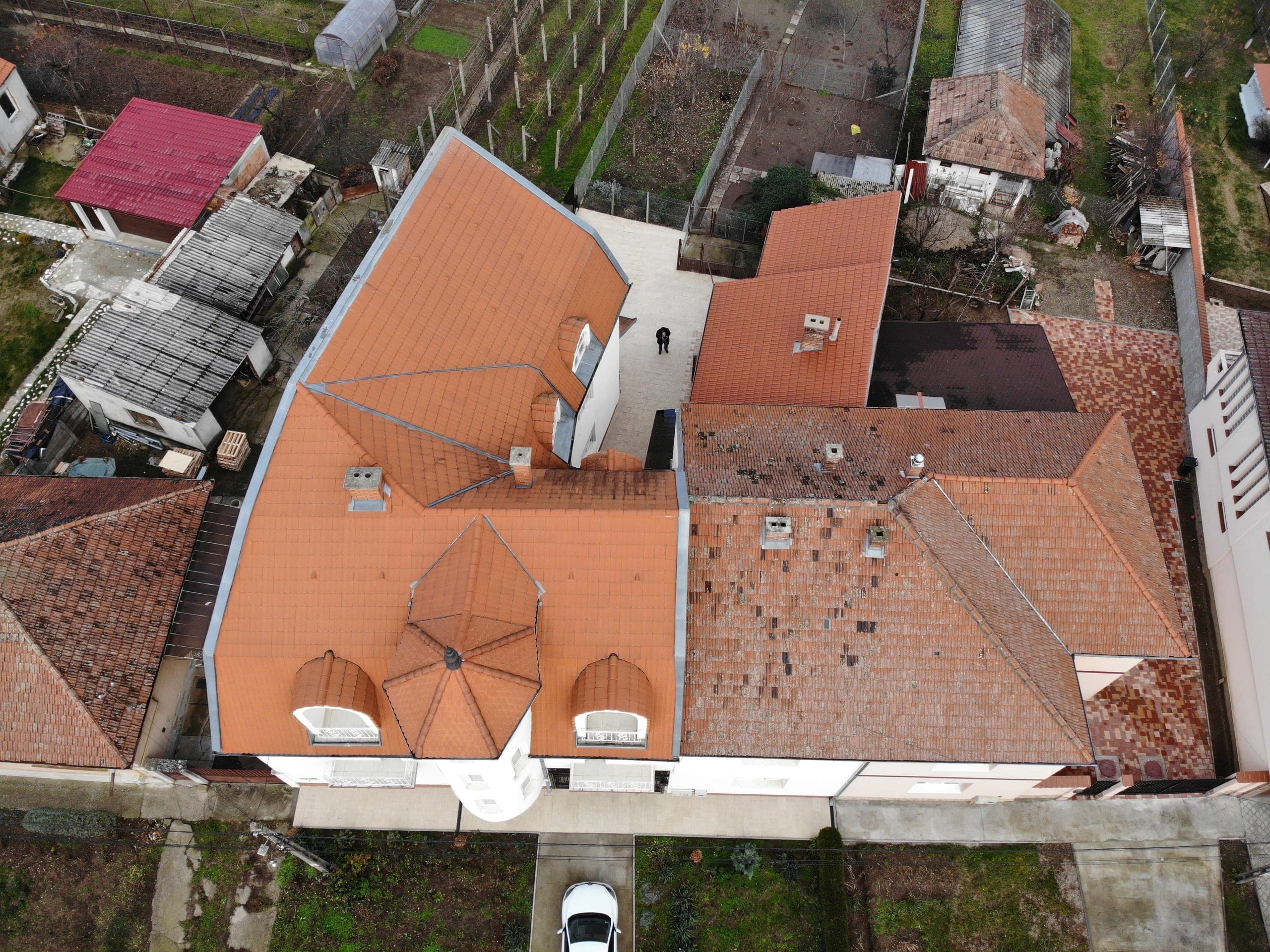 Proprietatea actuală — aerial rear courtyard