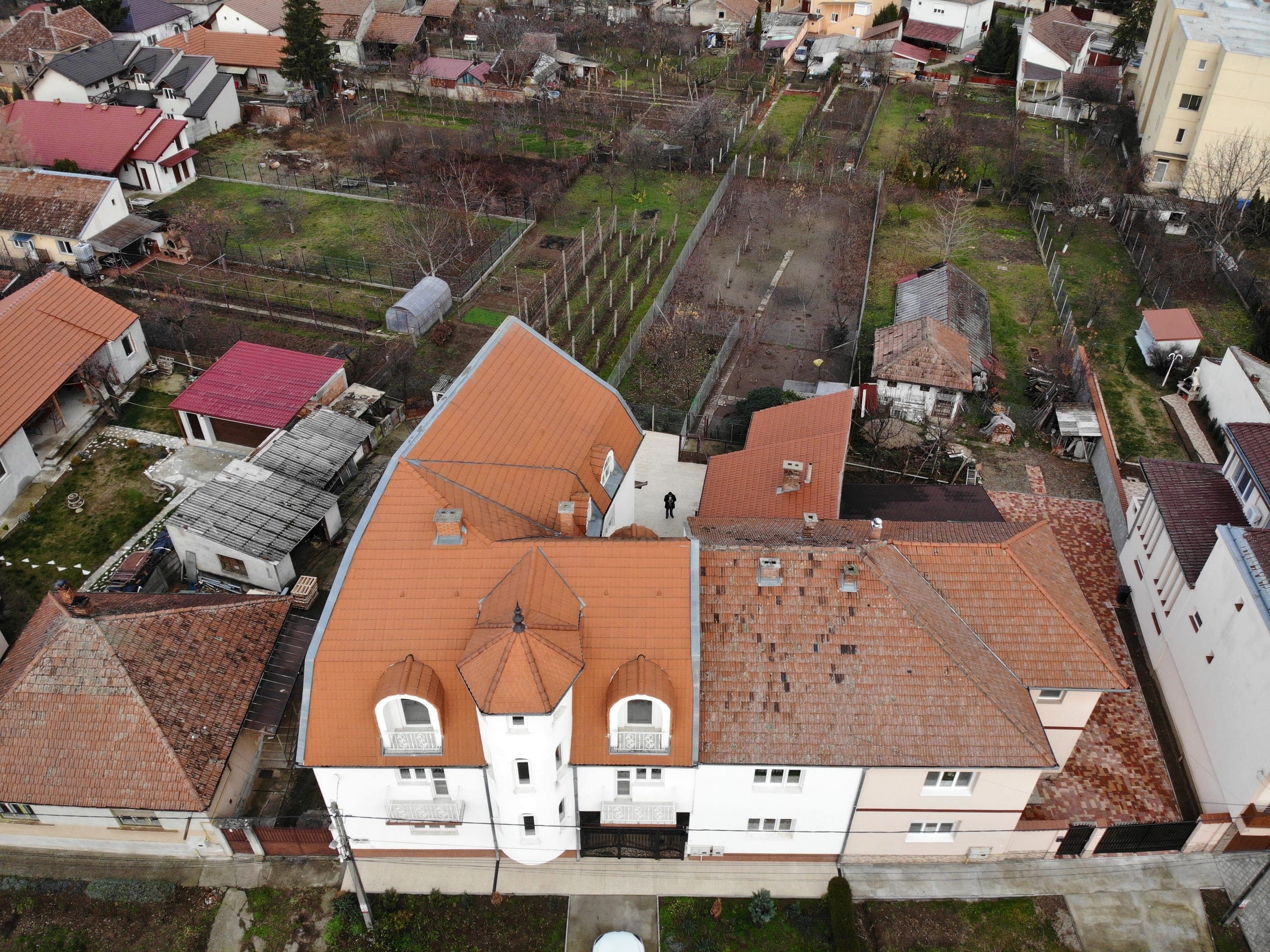Proprietatea actuală — aerial rear roofs