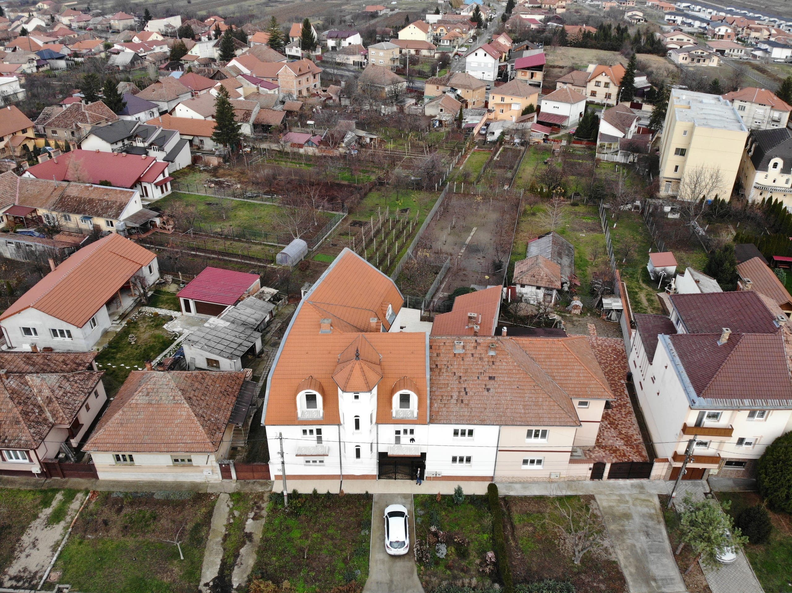 Proprietatea actuală — aerial wide