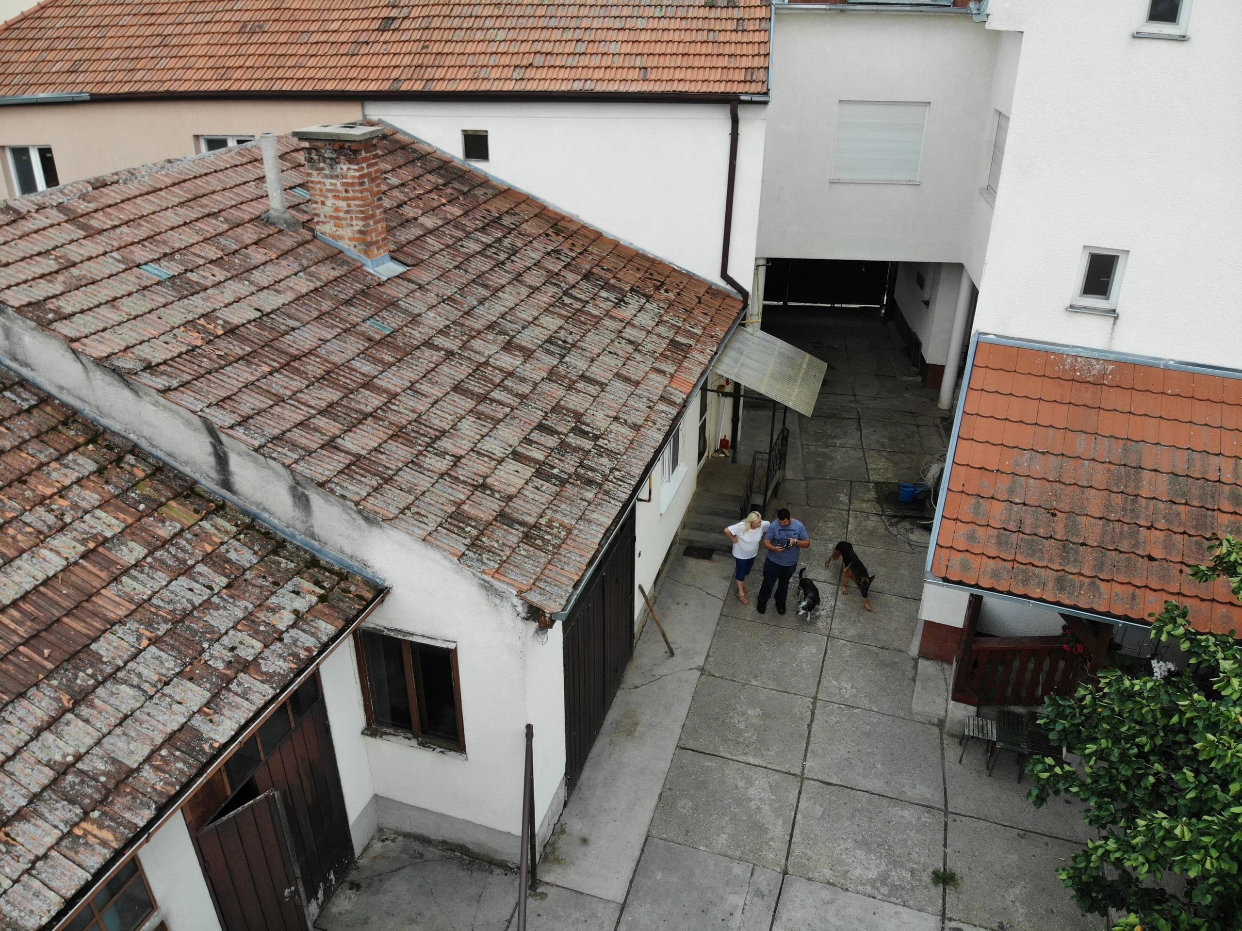 Proprietatea actuală — courtyard buildings