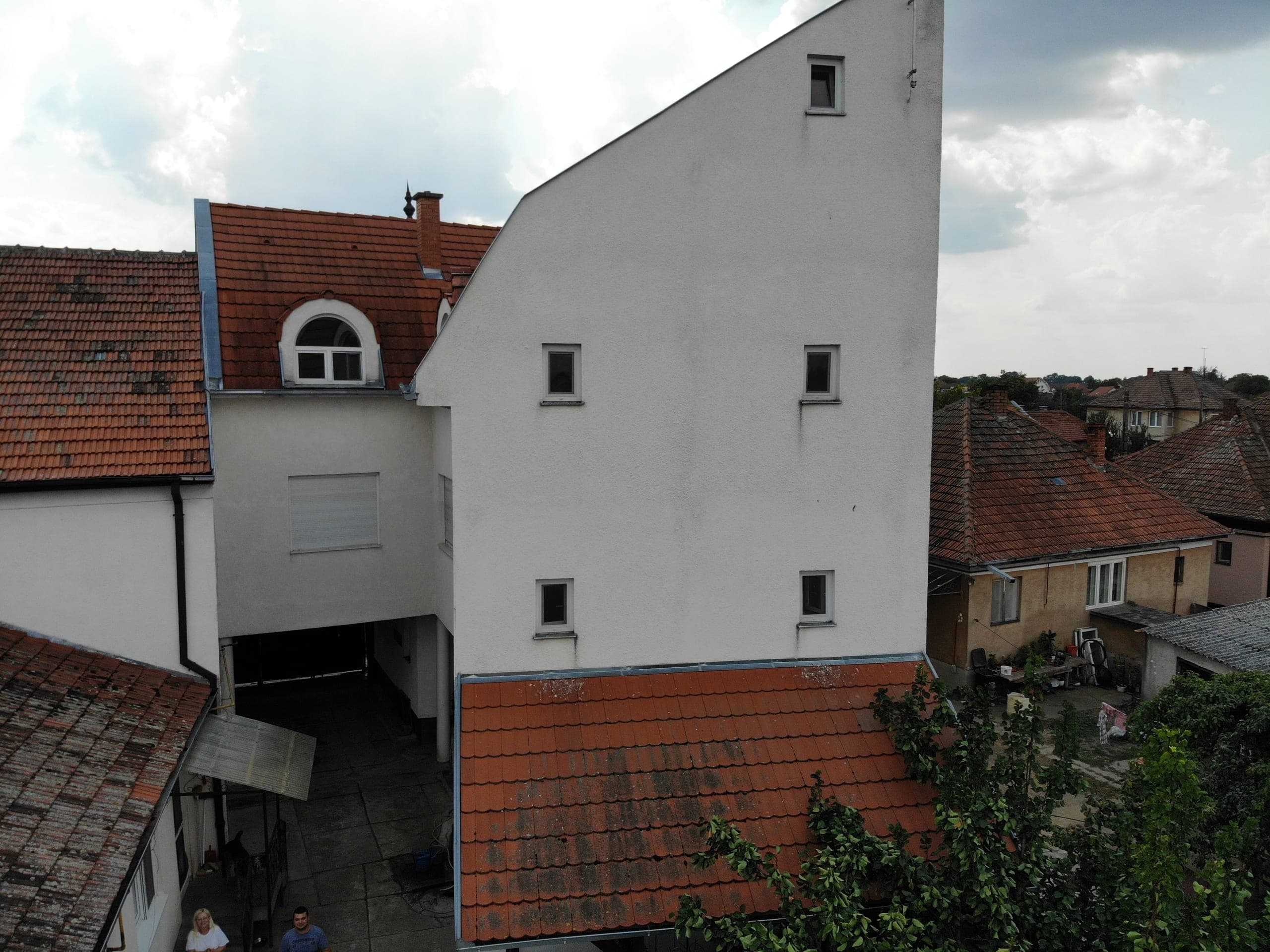 Proprietatea actuală — courtyard passage