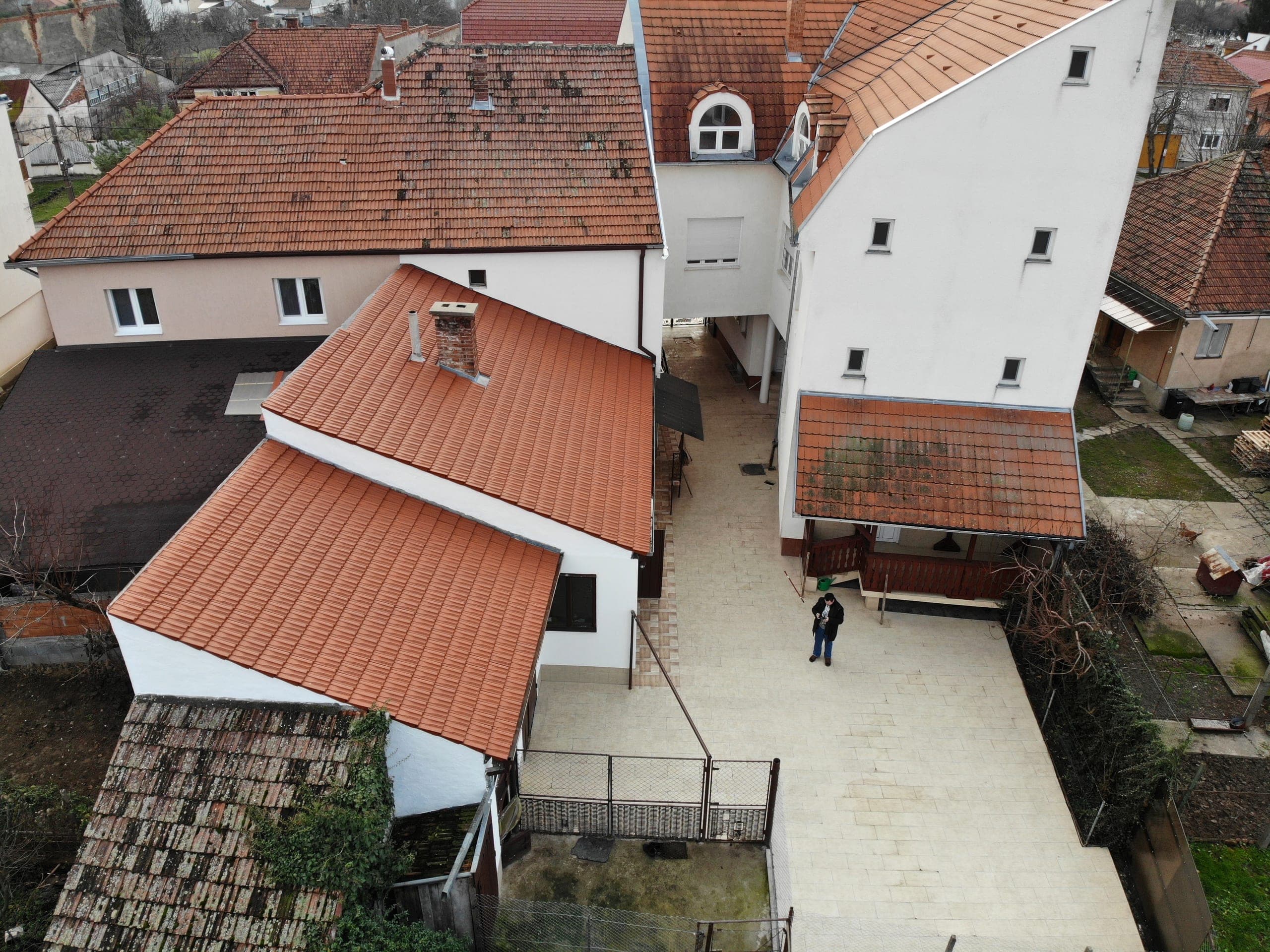 Proprietatea actuală — courtyard