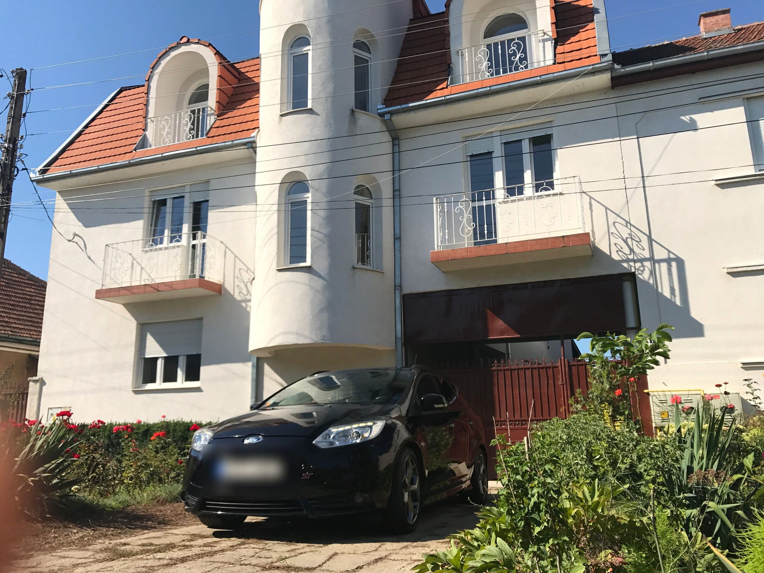Proprietatea actuală — entrance summer