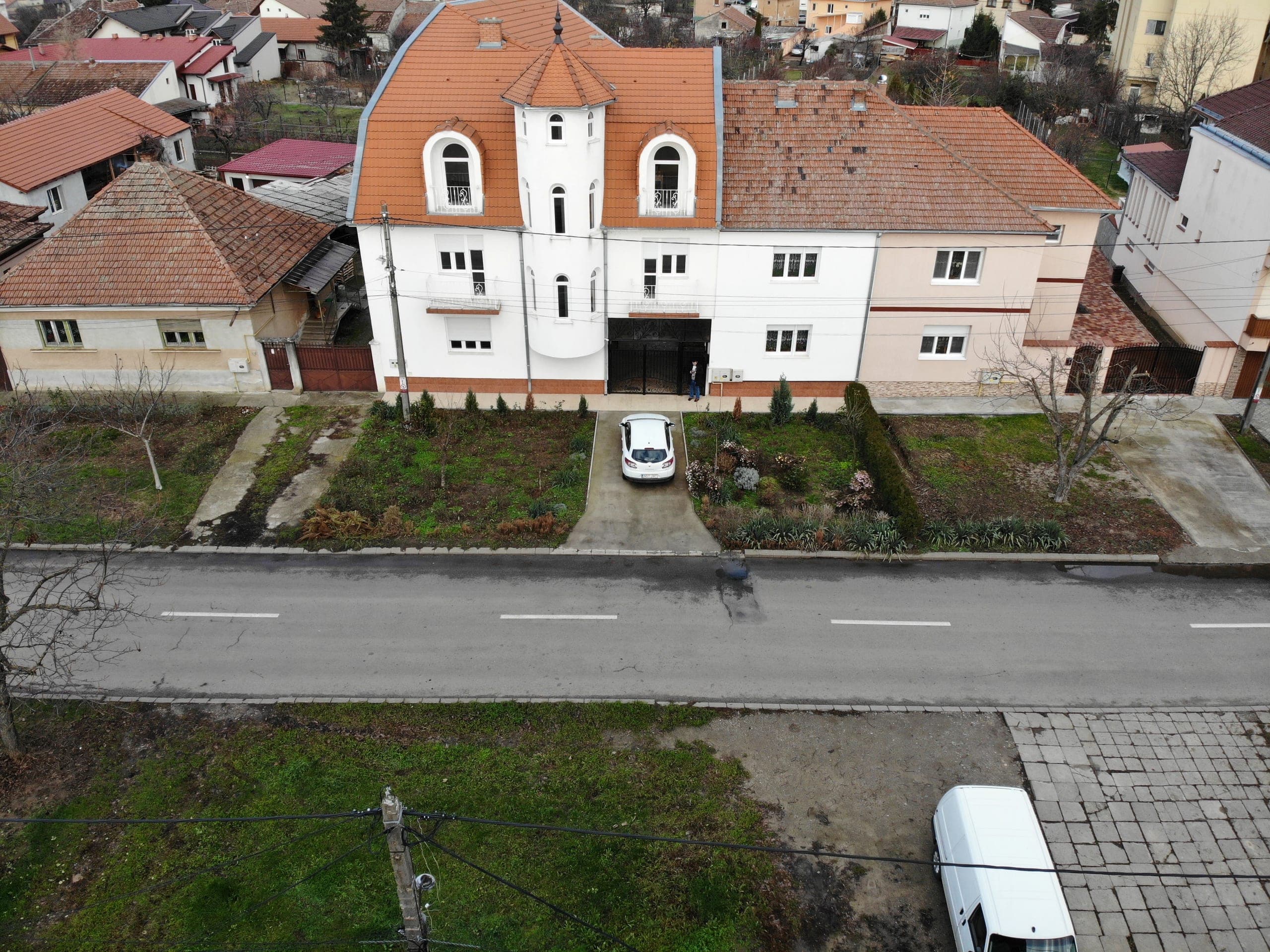 Proprietatea actuală — front frontage high