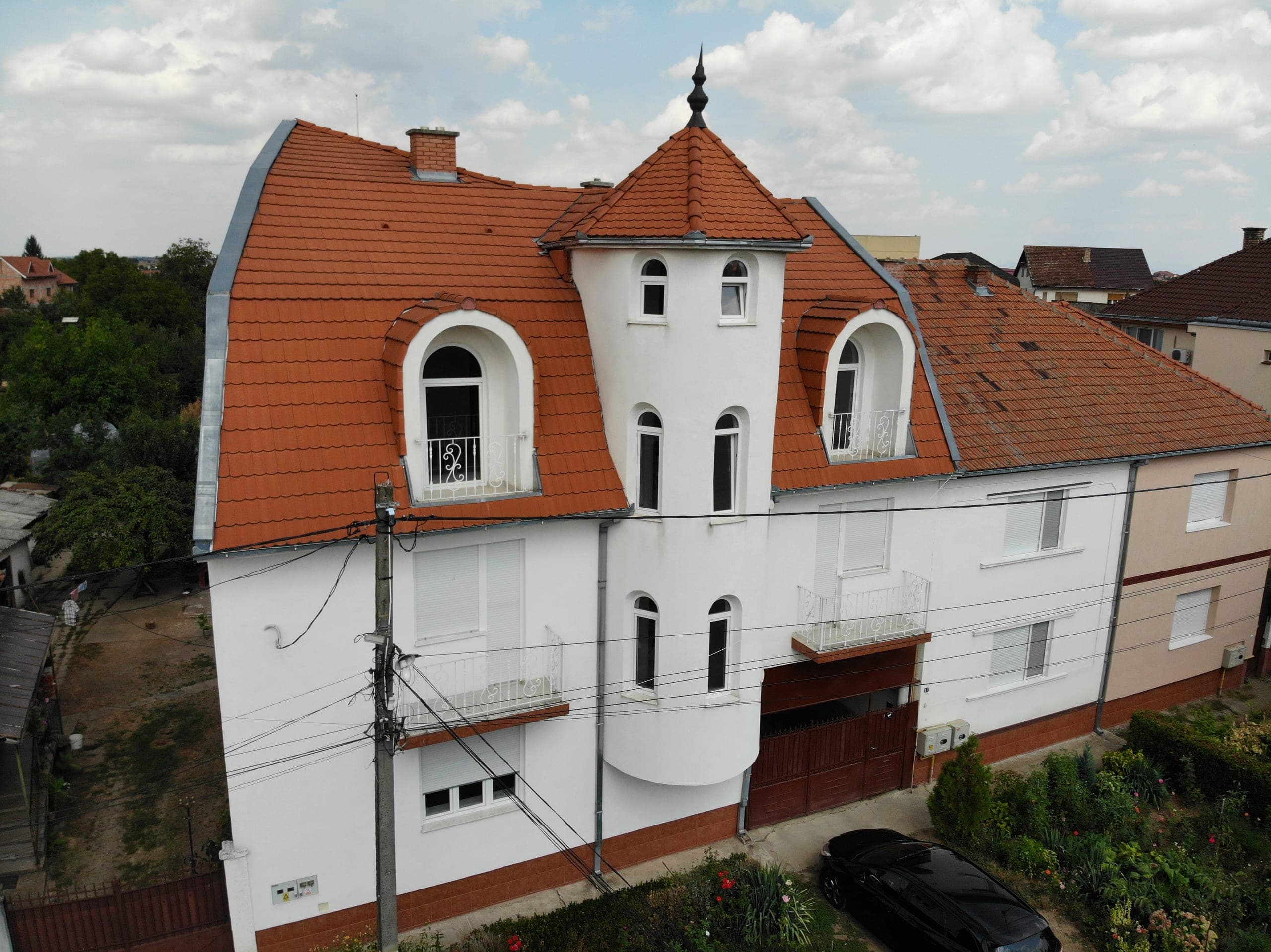 Proprietatea actuală — hero front aerial